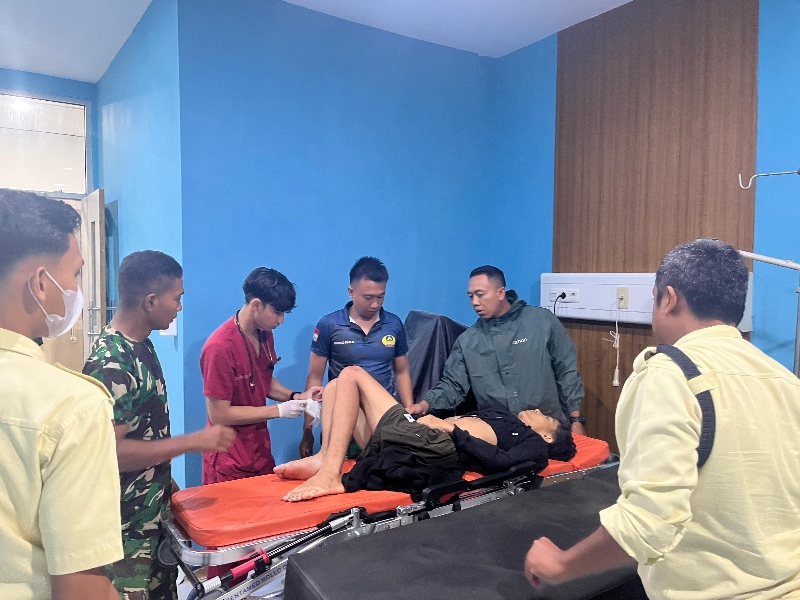 Respons Darurat Yonif TP 833/BD Selamatkan Korban Laka Lantas di Sanggau