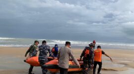 Gerak Cepat Posal Temajuk Laksanakan SAR Korban Tenggelam di Pantai Sambas