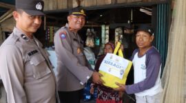 Jumat Berkah Ramadan, Satbinmas Polres Ketapang Bagikan Sembako kepada Warga