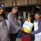 Jumat Berkah Ramadan, Satbinmas Polres Ketapang Bagikan Sembako kepada Warga