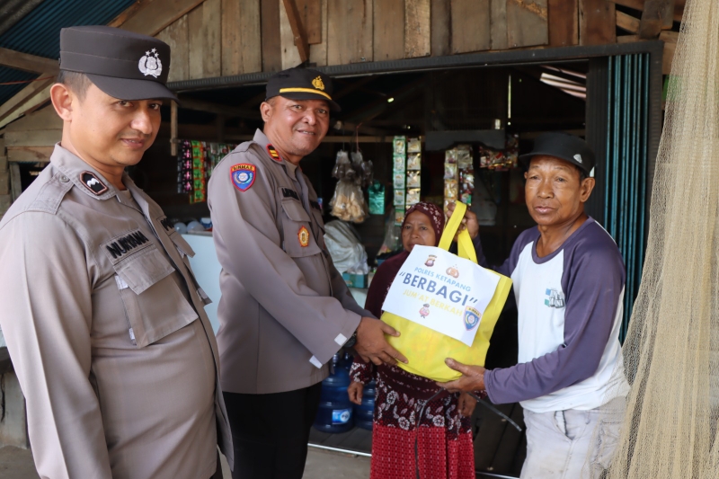 Jumat Berkah Ramadan, Satbinmas Polres Ketapang Bagikan Sembako kepada Warga