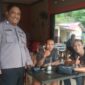 Polsek Sengah Temila Laksanakan Patroli Ramadhan, Polisi Dekat dengan Warga