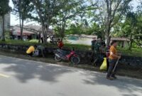 Forkopimca Mandor dan Warga Bersihkan Taman Makam Juang dalam Jumat Bersih