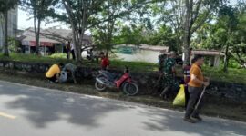 Forkopimca Mandor dan Warga Bersihkan Taman Makam Juang dalam Jumat Bersih