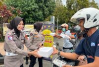 Polwan Polda Kalbar Bagikan Takjil Gratis, Wujud Kedekatan Polisi dan Warga di Pontianak