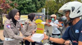 Polwan Polda Kalbar Bagikan Takjil Gratis, Wujud Kedekatan Polisi dan Warga di Pontianak