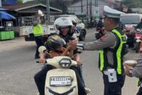 Satlantas Polres Ketapang Bagikan Takjil Gratis di Pos Ale-Ale, Pengendara Antusias