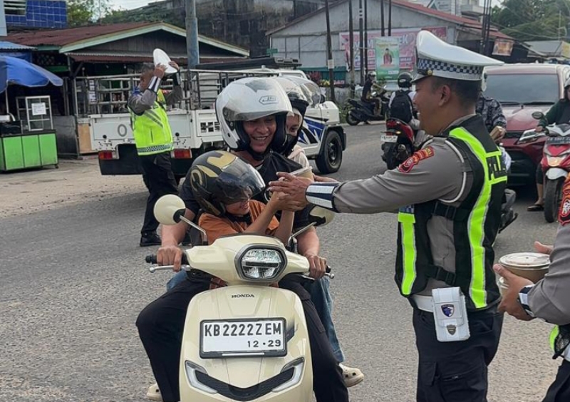 Satlantas Polres Ketapang Bagikan Takjil Gratis di Pos Ale-Ale, Pengendara Antusias