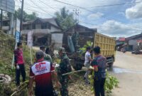 Polsek Menyuke dan Koramil Bersihkan Pasar Darit, Warga Ikut Gotong Royong