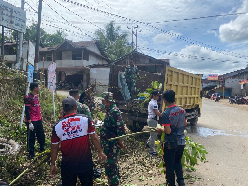 Polsek Menyuke dan Koramil Bersihkan Pasar Darit, Warga Ikut Gotong Royong