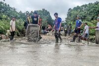 Keringat Puasa Jadi Ibadah: Guyub Rukun Satgas TMMD Kodim 1205/Sintang dan Warga Kebut Pembangunan Jalan Desa
