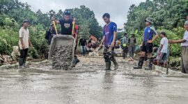 Keringat Puasa Jadi Ibadah: Guyub Rukun Satgas TMMD Kodim 1205/Sintang dan Warga Kebut Pembangunan Jalan Desa