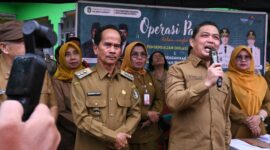 Ria Norsan dan Bupati Sintang Pantau Operasi Pasar, Sembako Dijual di Bawah Harga Pasar