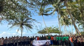 Peringati Hari Sampah Nasional, TNI-Polri dan Pelajar Gotong Royong Bersihkan Pantai Paloh
