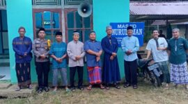 Safari Ramadhan KUA Mempawah Hulu di Desa Tunang, Warga dan Polisi Sholat Tarawih Bersama
