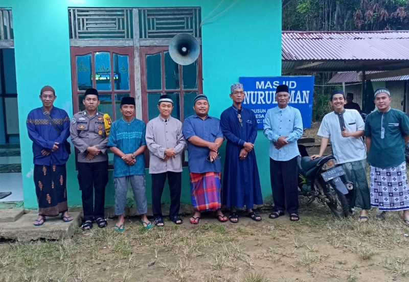 Safari Ramadhan KUA Mempawah Hulu di Desa Tunang, Warga dan Polisi Sholat Tarawih Bersama