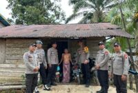 Ramadan Berkah, Polisi Marau Ketapang Bagikan Takjil untuk Warga