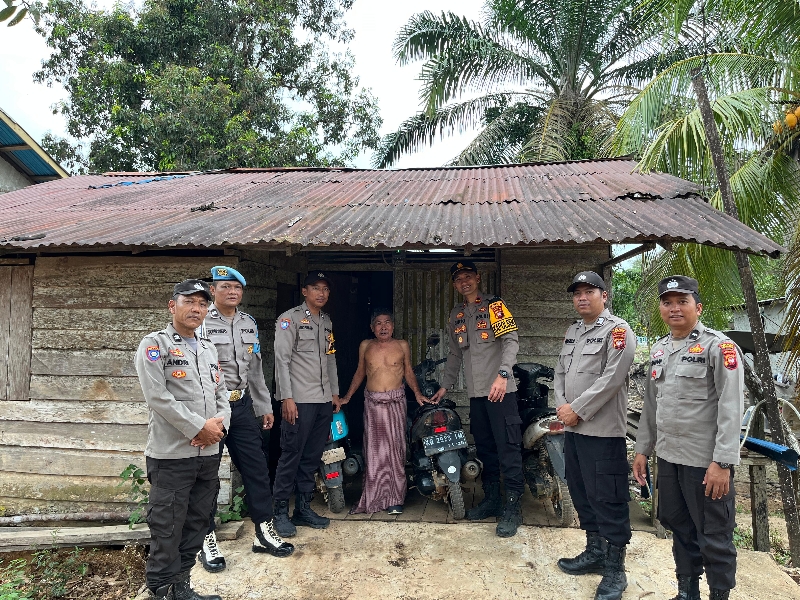 Ramadan Berkah, Polisi Marau Ketapang Bagikan Takjil untuk Warga