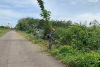 Prajurit TNI Bersihkan Jalan Bika, Kodim 1206 Putussibau Gelar Karya Bakti