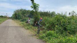 Prajurit TNI Bersihkan Jalan Bika, Kodim 1206 Putussibau Gelar Karya Bakti