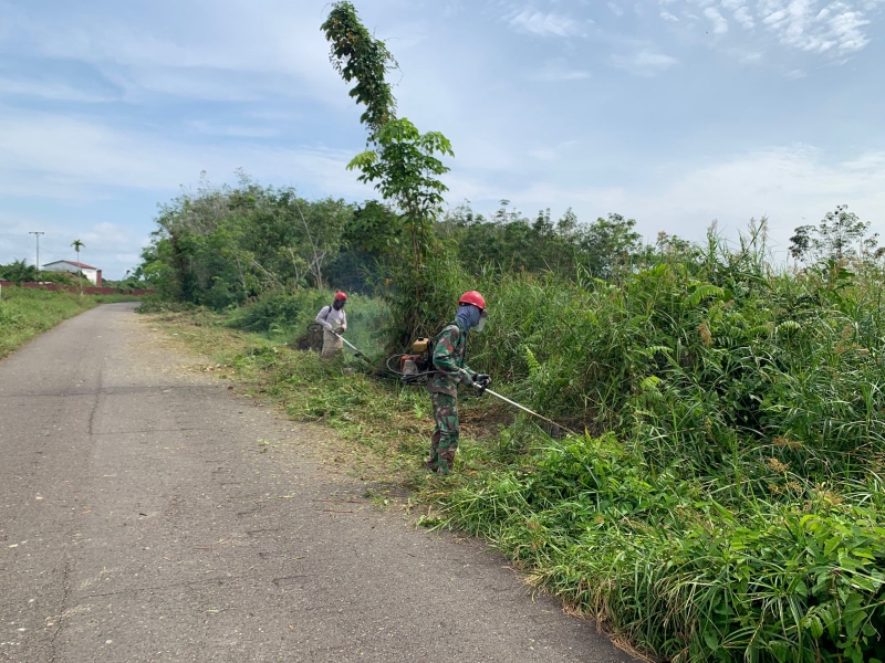 Prajurit TNI Bersihkan Jalan Bika, Kodim 1206 Putussibau Gelar Karya Bakti