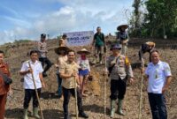 Polisi dan Camat Banyuke Hulu Tanam Jagung di Lahan BUMDes