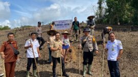 Polisi dan Camat Banyuke Hulu Tanam Jagung di Lahan BUMDes