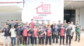 Pangdam XII/TPR foto bersama Kades dan Pengurus Koperasi KDKMP Desa Rasau Jaya I