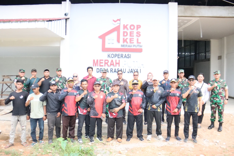 Pangdam XII/TPR foto bersama Kades dan Pengurus Koperasi KDKMP Desa Rasau Jaya I