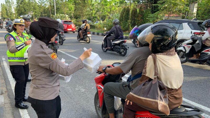 Polwan Polda Kalbar Gelar Aksi Sosial Ramadan