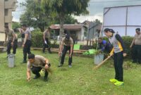Polres Ketapang Aksi Sosial: Bersihkan Masjid Hingga Fasilitas Publik