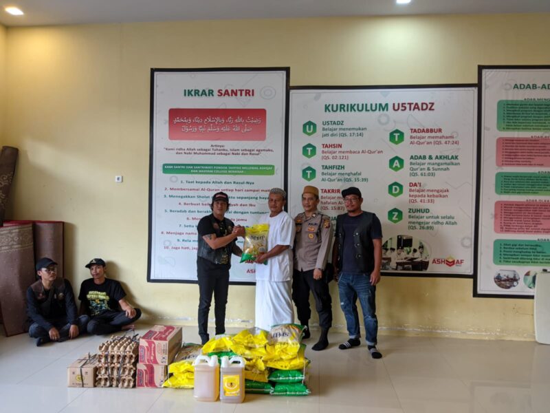 Komunitas Motor Black Jack Landak Salurkan Bansos ke Pondok Tahfidz Ngabang, Didampingi Satbinmas Polres
