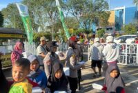 Polwan Polda Kalbar Bagikan Takjil di Masjid Mujahidin, Gerobak Sedekah Presisi Dekatkan Polisi dengan Warga