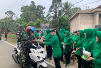 Kodim 1206/Putussibau Bagikan Takjil di Sibau Hulu, Letkol Arm Andreas Prabowo Putro Pererat Silaturahmi dengan Warga