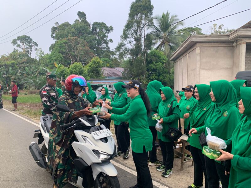 Kodim 1206/Putussibau Bagikan Takjil di Sibau Hulu, Letkol Arm Andreas Prabowo Putro Pererat Silaturahmi dengan Warga