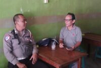 Cegah Kriminalitas Siang Hari, Bripka Albasit Patroli Sambang Warga di Mempawah Hulu