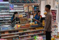 Polisi Sambangi Indomaret, Polsek Sengah Temila Perkuat Pencegahan Kriminalitas