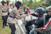 Polwan Polda Kalbar Berbagi Takjil di Depan Mapolda