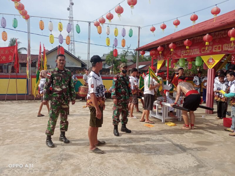 Babinsa Koramil 06/Selakau Amankan Cap Go Meh 2026,