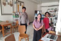 Patroli Sambang Polsek Mempawah Hulu, Bripka Riswantoro dan Briptu Ceron Sampaikan Pesan Kamtibmas