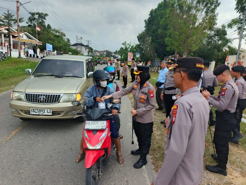 AKBP Devi Ariantari Pimpin Polres Landak Berbagi Takjil Ramadhan 2026, Pererat Silaturahmi dengan Warga