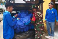 Babinsa Koramil 1206-02/Semitau Dampingi Penyaluran Makan Bergizi Gratis untuk Siswa di Kapuas Hulu