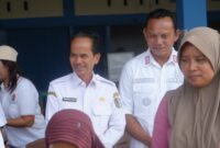 Ratusan Warga Antre Sembako Murah di Binjai Hulu, Bupati Sintang Turun Langsung Menyapa