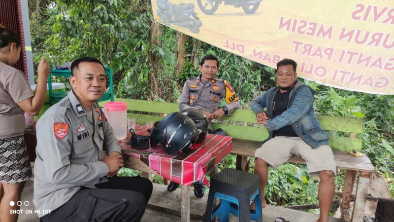 Patroli Rutin Polsek Menjalin, Polisi Ajak Warga Desa Sepahat Jaga Keamanan