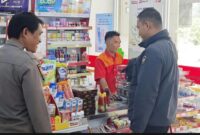 Polisi Sapa Warga di Alfamart, Polsek Sengah Temila Tingkatkan Keamanan Wilayah