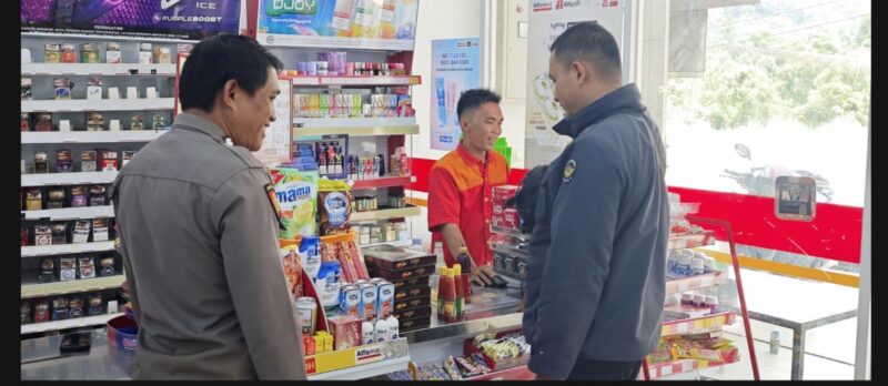 Polisi Sapa Warga di Alfamart, Polsek Sengah Temila Tingkatkan Keamanan Wilayah