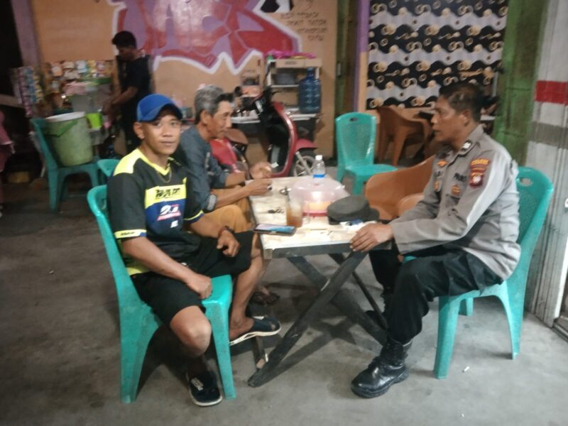 Polsek Mandor Duduk Bersama Warga di Warung Kopi, Bangun Kesadaran Kamtibmas
