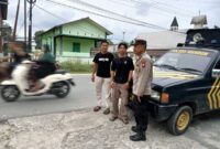 Patroli Siang Humanis Polsek Mandor, Polisi Berbincang Akrab dengan Warga di Tepi Jalan