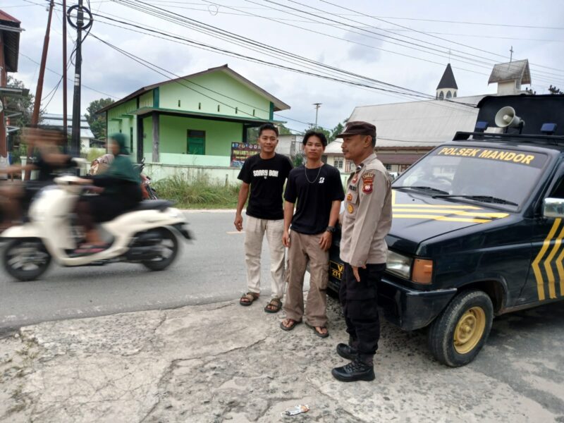 Patroli Siang Humanis Polsek Mandor, Polisi Berbincang Akrab dengan Warga di Tepi Jalan