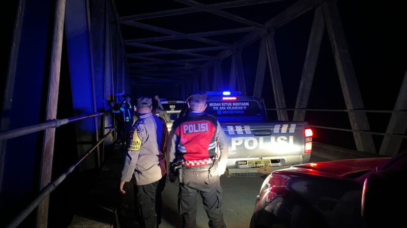 Polres Melawi Turun Langsung Cek Kondisi Jembatan Melawi II Usai Laporan Kehilangan Besi Pengaman